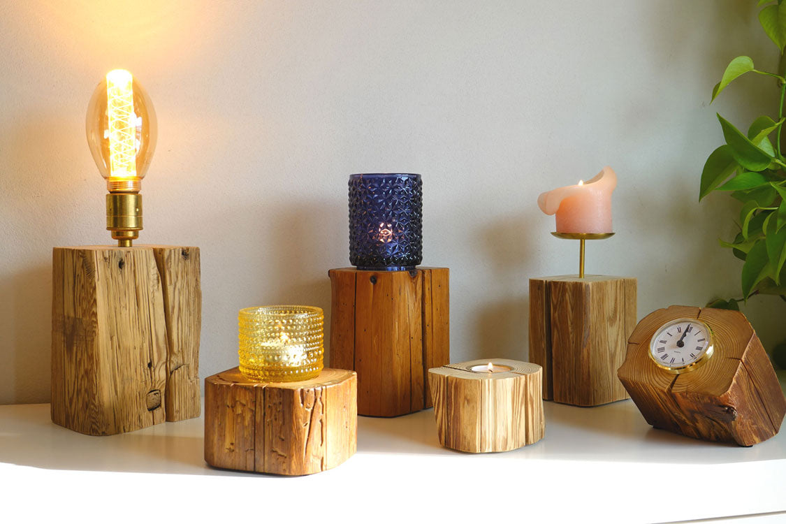 Produktübersicht der Altholzprodukte der Manufaktur Nissen wie Lampen, Teelichthalter, Kerzenständer, Windlichter und Uhren