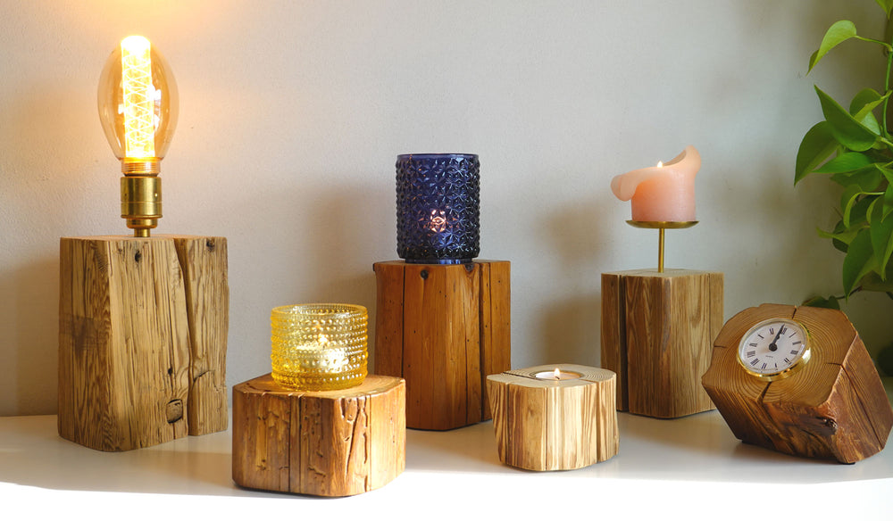 Produktübersicht der Altholzprodukte der Manufaktur Nissen wie Lampen, Teelichthalter, Kerzenständer, Windlichter und Uhren