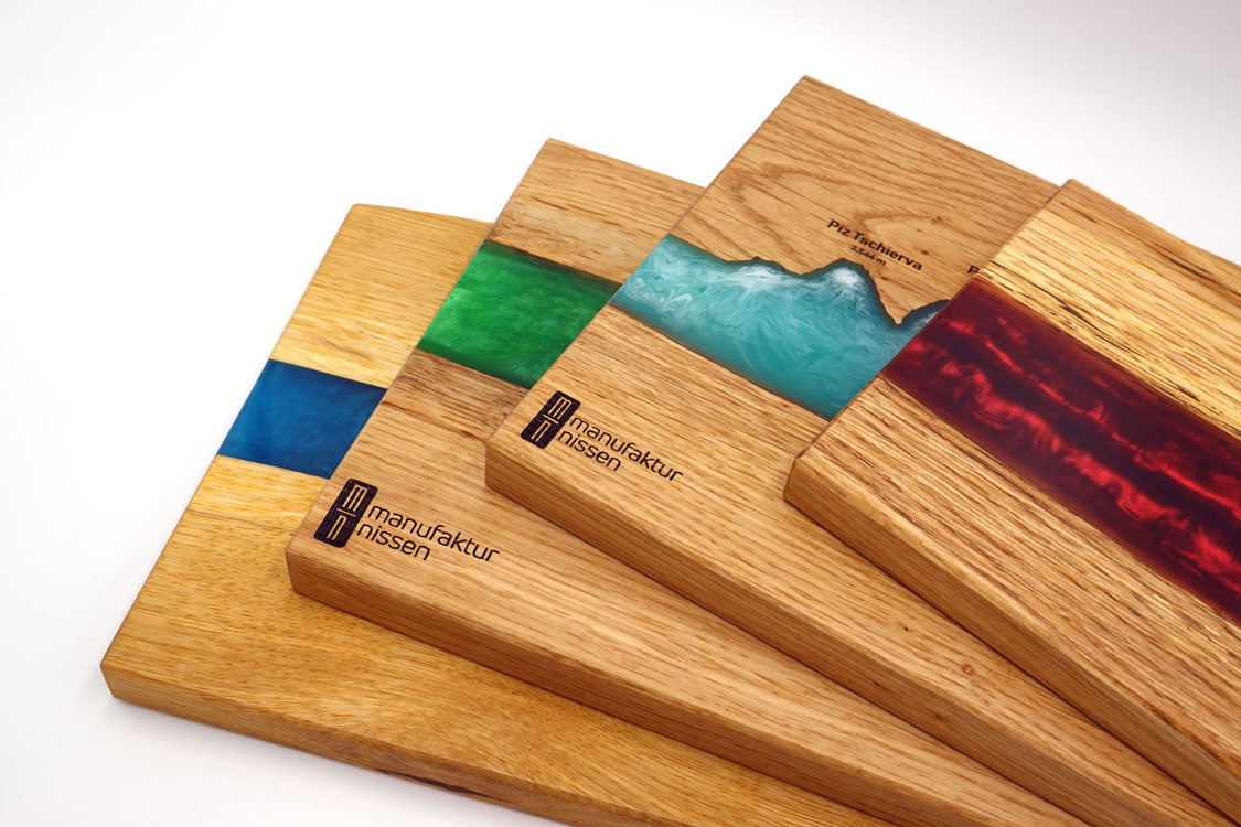 Exklusive handgefertigte Schneidebretter der Manufaktur Nissen aus schweizer Eichenholz mit verschiedenen farbigen Veredelungen aus Epoxidharz