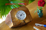 Handgefertigte hochwertige Uhr der Manufaktur Nissen aus gewachstem Altholz und Quarzuhrwerk aus Deutschland mit römischem Ziffernblatt