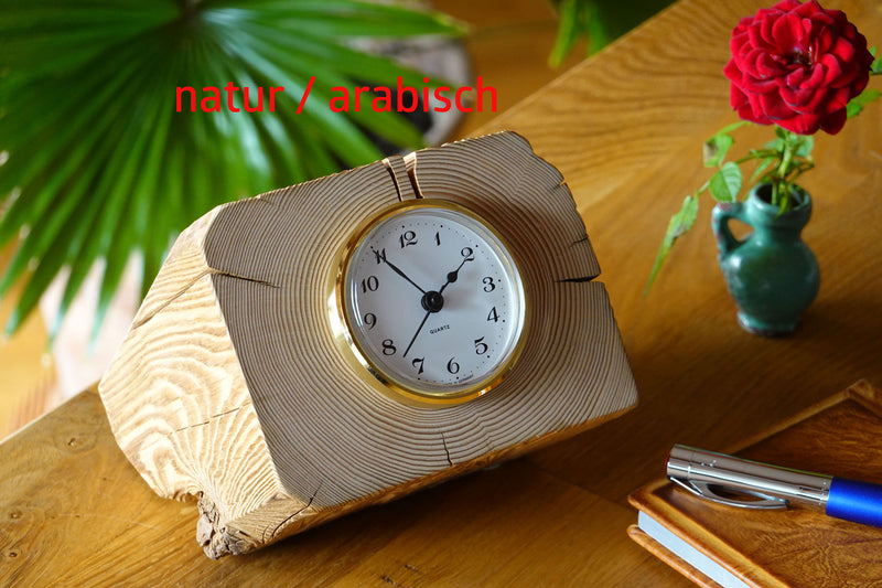 Handgefertigte hochwertige Uhr der Manufaktur Nissen aus unbehandeltem Altholz und Quarzuhrwerk aus Deutschland mit arabischem Ziffernblatt