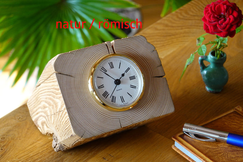 Handgefertigte hochwertige Uhr der Manufaktur Nissen aus unbehandeltem Altholz und Quarzuhrwerk aus Deutschland mit römischem Ziffernblatt