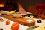 feierlich gedeckter Tisch mit handgefertigtem Apéro-Set der Manufaktur Nissen aus schweizer Ulmenholz mit integriertem Teelichthalter und 3 veganen Porzellanschälchen
