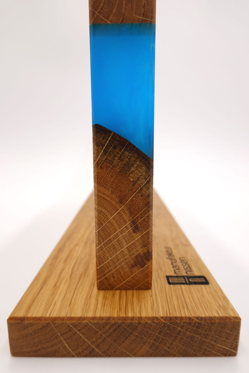 Detailansicht hochwertiger magnetischer Messerhalter der Grösse M der Manufaktur Nissen aus schweizer Eichenholz mit Silhouette des Berner Oberlandes und blauer Veredelung aus biobasiertem Epoxidharz
