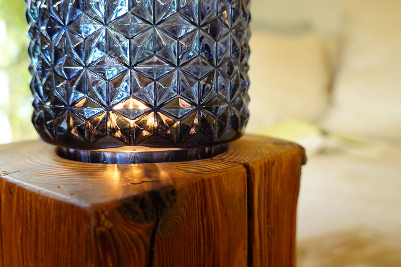 Handgefertigtes grosses Windlicht Maretim der Manufaktur Nissen aus gewachstem Altholz mit Windlichtglas in der Farbe Blau und brennendem Teelicht 