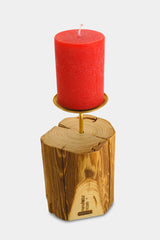 handgefertigter Kerzenständer der Manufaktur Nissen aus unbehandeltem Altholz mit Tropfschale aus Messing und roter Stumpenkerze