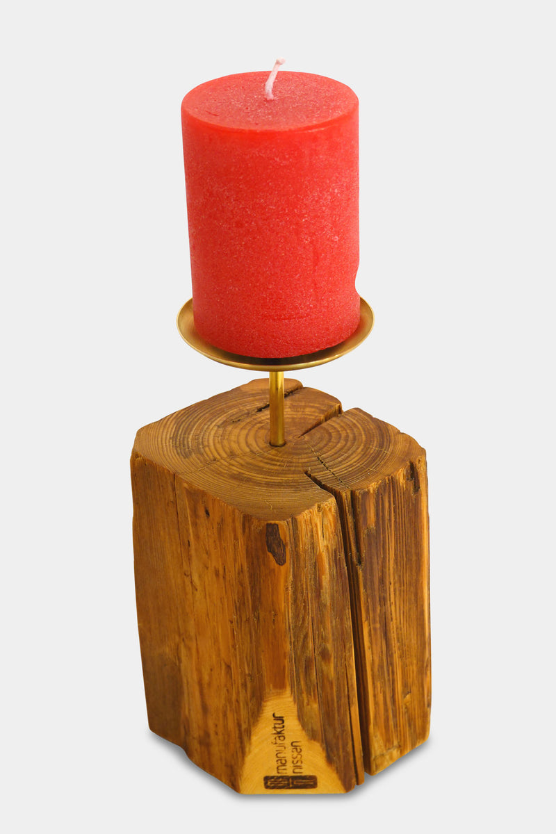 handgefertigter Kerzenständer der Manufaktur Nissen aus gewachstem Altholz mit Tropfschale aus Messing und roter Stumpenkerze