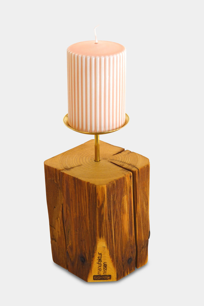 handgefertigter Kerzenständer der Manufaktur Nissen aus gewachstem Altholz mit Tropfschale aus Messing und Stumpenkerze