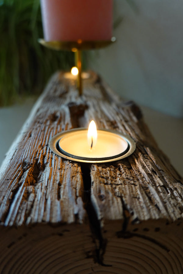 Detailansicht eines handgefertigten Kerzenständer der Manufaktur Nissen aus Altholz mit Tropfschale aus Messing und 2 Teelichtern