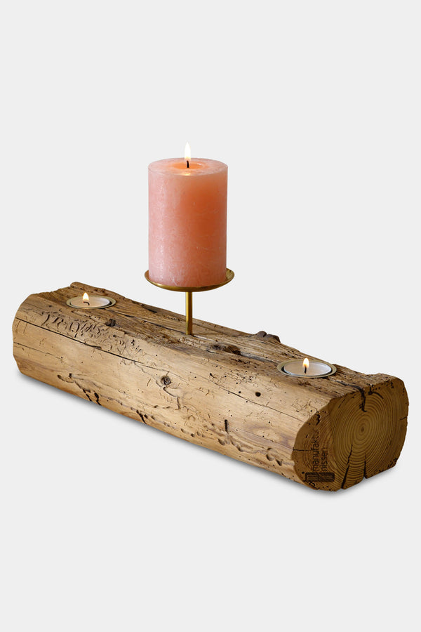Handgefertigter Kerzenständer der Manufaktur Nissen aus Altholz mit Tropfschale aus Messing und 2 Teelichtern