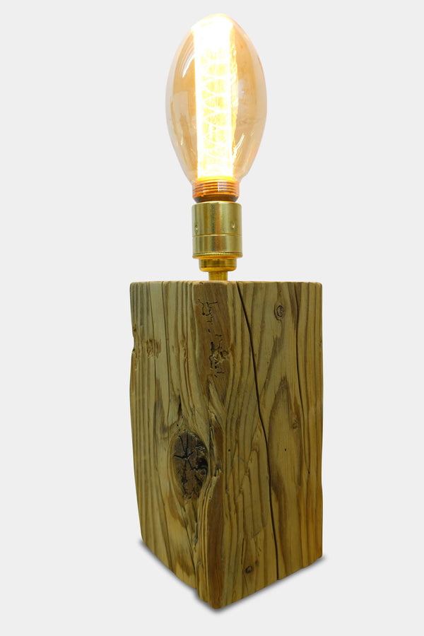 Retro Leuchte aus Altholz der Manufaktur Nissen mit Metallfassung, hochwertigem Textilkabel und Vintage Leuchtmittel
