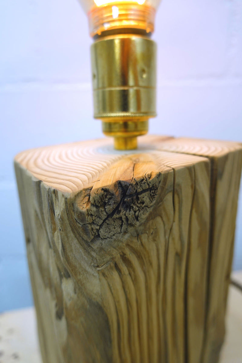 Detailansicht der Retro Leuchte aus Altholz der Manufaktur Nissen mit Metallfassung, hochwertigem Textilkabel und Vintage Leuchtmittel