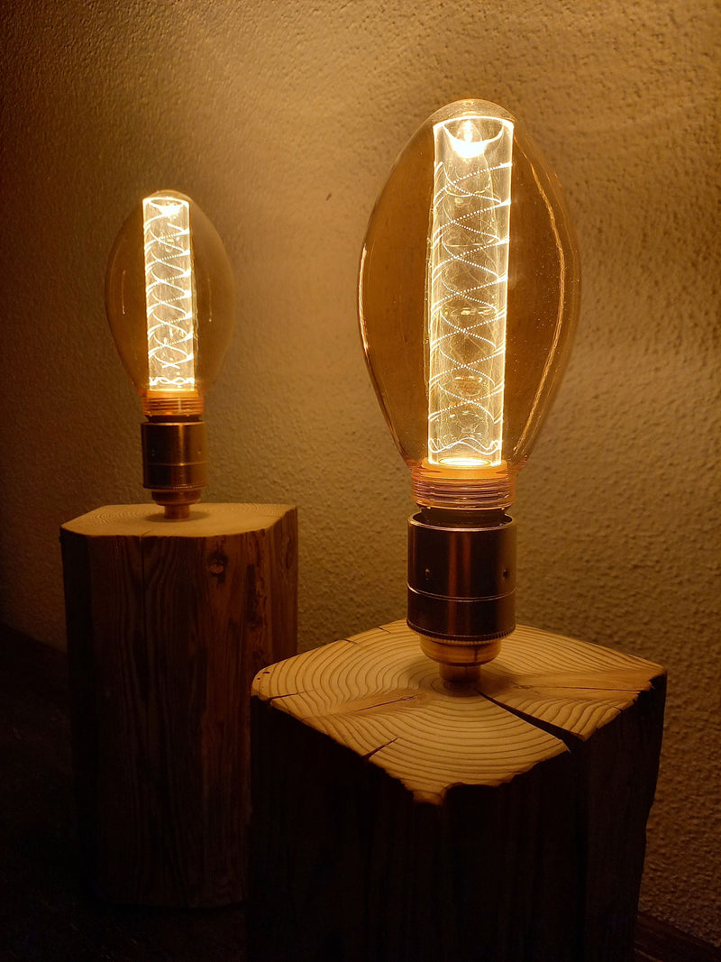 2 leuchtende Retro Leuchten aus Altholz der Manufaktur Nissen mit Metallfassung, hochwertigem Textilkabel und Vintage Leuchtmittel