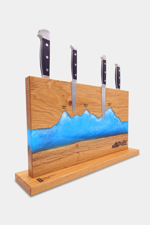 Hochwertiger magnetischer Messerhalter der Grösse L der Manufaktur Nissen aus schweizer Eichenholz mit Silhouette des Berner Oberlandes und blauer Veredelung aus biobasiertem Epoxidharz