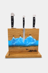 Hochwertiger magnetischer Messerhalter der Grösse M der Manufaktur Nissen aus schweizer Eichenholz mit Silhouette des Berner Oberlandes und blauer Veredelung aus biobasiertem Epoxidharz