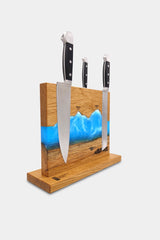 Hochwertiger magnetischer Messerhalter der Grösse M der Manufaktur Nissen aus schweizer Eichenholz mit Silhouette des Berner Oberlandes und blauer Veredelung aus biobasiertem Epoxidharz und grossen Messern