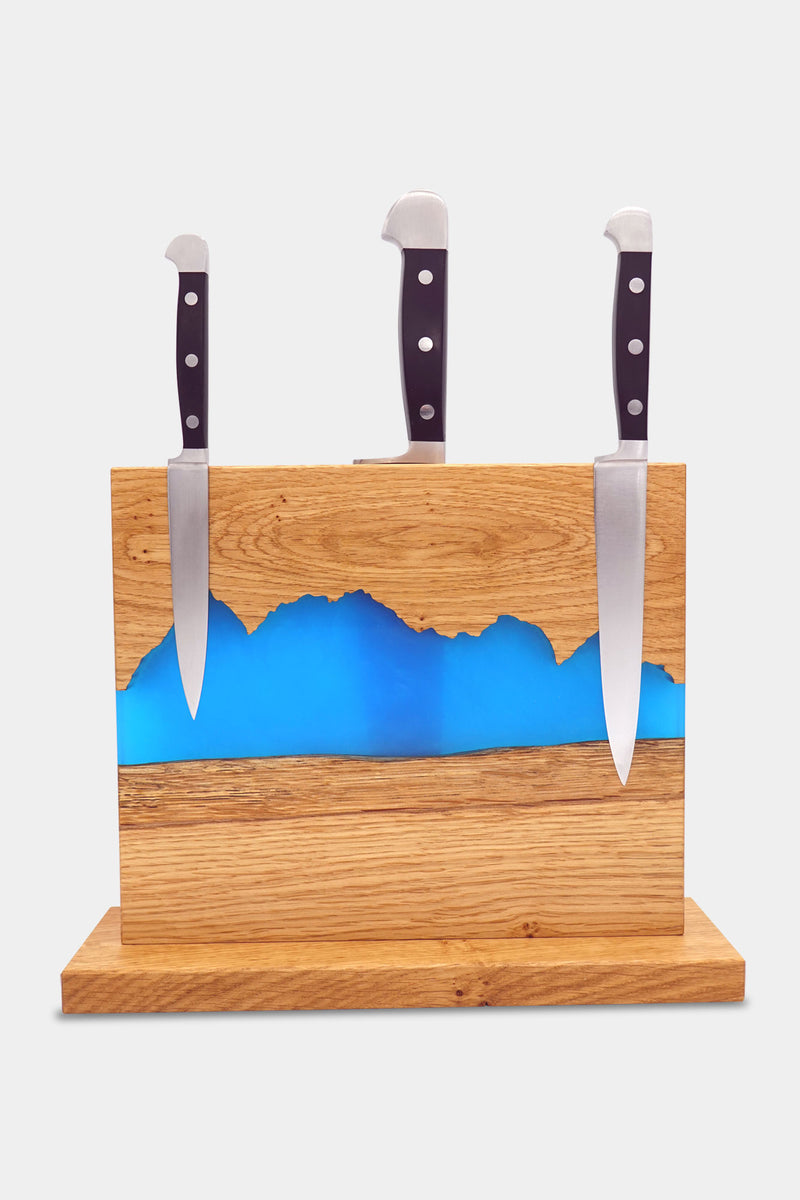 exklusiver handgefertigter magnetischer Messerhalter der Manufaktur Nissen in der Rückansicht aus schweizer Eichenholz und blauer Veredelung aus Epoxidharz in der Silhouette des Oberengadins