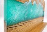 exklusiver handgefertigter magnetischer Messerhalter der Manufaktur Nissen in der Detailansicht aus schweizer Eichenholz und grüner Veredelung aus Epoxidharz in der Silhouette des Oberengadins