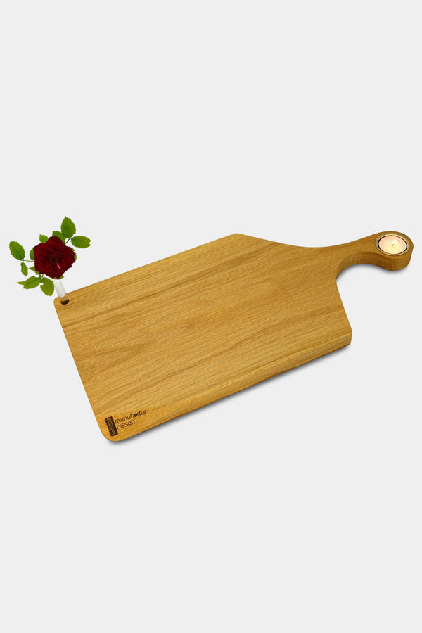 Hochwertiges handgefertigtes Romantikbrett oder Servierbrett der Manufaktur Nissen aus schweizer Eichenholz mit integrierter Blumenvase und roter Rose und Teelichthalter in der Draufsicht