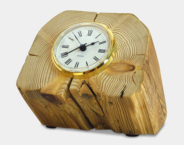 Handgefertigte hochwertige Uhr der Manufaktur Nissen aus unbehandeltem Altholz und Quarzuhrwerk aus Deutschland mit römischem Ziffernblatt