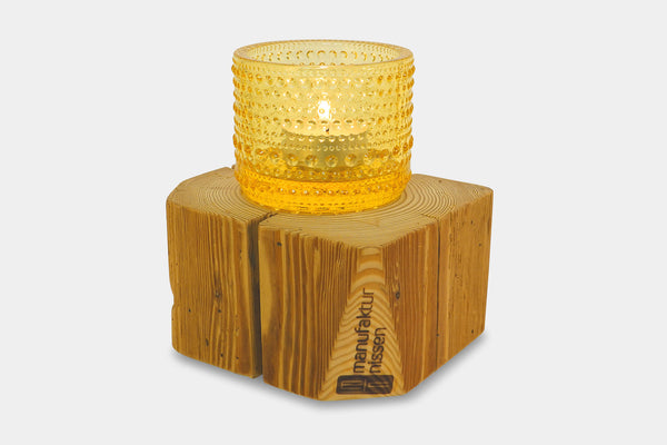 Handgefertigtes Windlicht der Manufaktur Nissen aus  Altholz mit Windlichtglas Kastehelmi von littala in der Farbe Gelb und brennendem Teelicht 