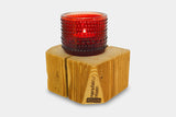 Handgefertigtes Windlicht der Manufaktur Nissen aus  Altholz mit Windlichtglas Kastehelmi von littala in der Farbe Rot und brennendem Teelicht 