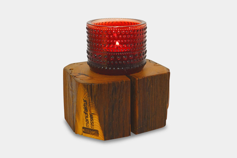 Handgefertigtes Windlicht der Manufaktur Nissen aus  Altholz mit Windlichtglas Kastehelmi von littala in der Farbe Rot und brennendem Teelicht 