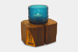 Handgefertigtes Windlicht der Manufaktur Nissen aus  Altholz mit Windlichtglas Kastehelmi von littala in der Farbe Türkis und brennendem Teelicht 