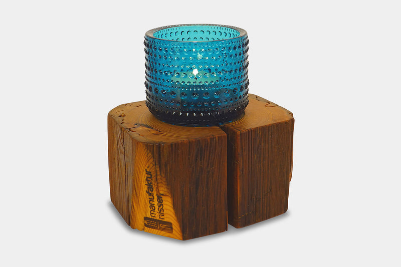 Handgefertigtes Windlicht der Manufaktur Nissen aus  Altholz mit Windlichtglas Kastehelmi von littala in der Farbe Türkis und brennendem Teelicht 
