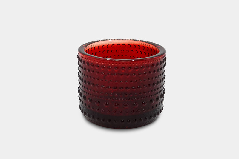 Windlichtglas Kastehelmi von littala in der Farbe Rot für Windlicht aus Altholz der Manufaktur Nissen