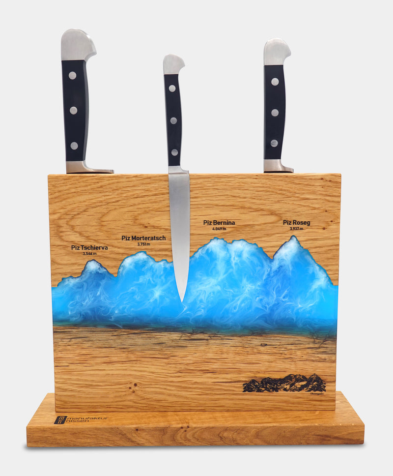 exklusiver handgefertigter magnetischer Messerhalter der Manufaktur Nissen in der Frontalansicht aus schweizer Eichenholz und blauer Veredelung aus Epoxidharz in der Silhouette des Oberengadins