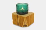 Handgefertigtes Windlicht der Manufaktur Nissen aus  Altholz mit Windlichtglas Kastehelmi von littala in der Farbe Seeblau und brennendem Teelicht 